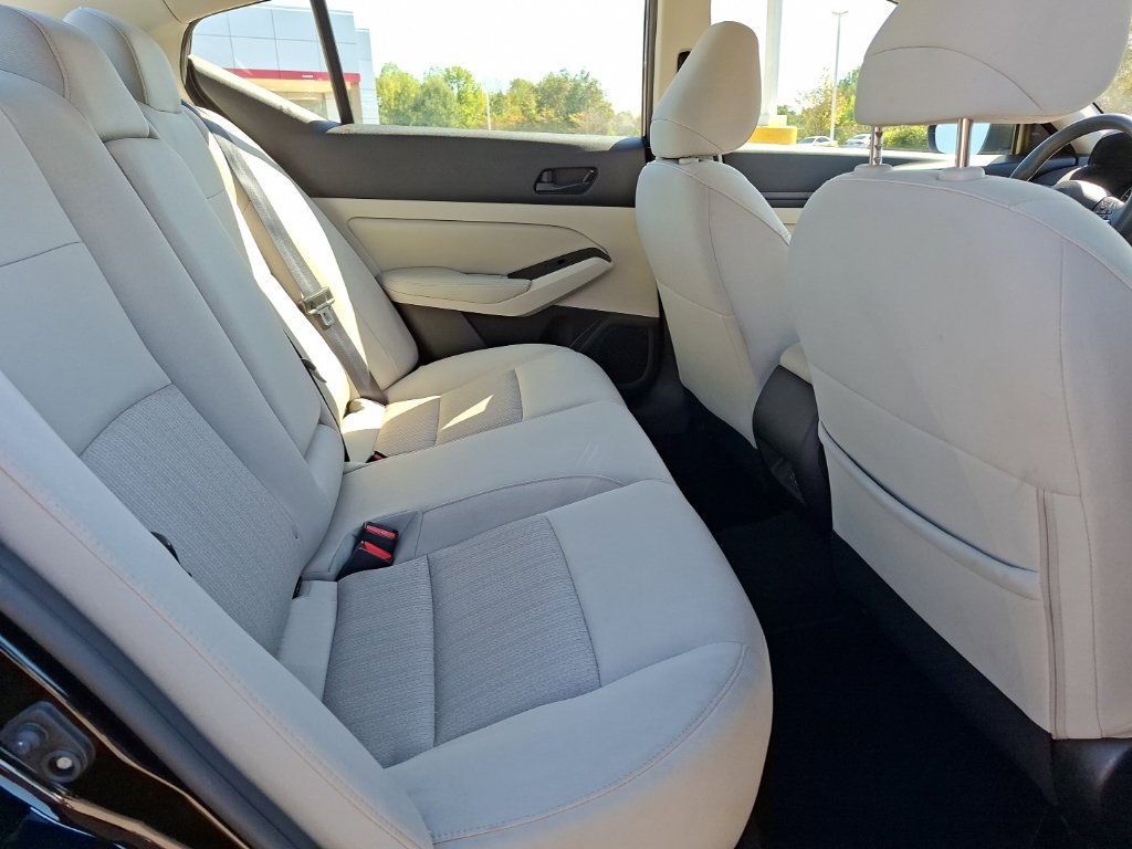 Used 2024 Nissan Altima 2.5 SV FWD image 29