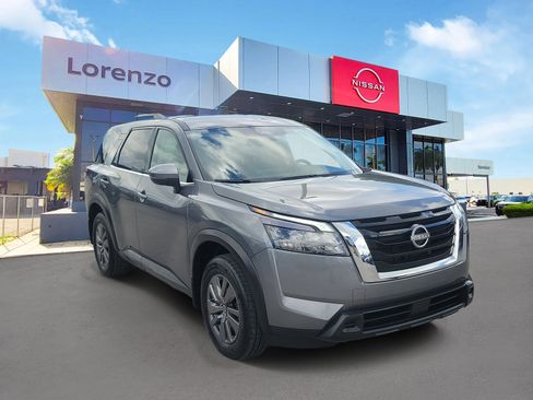 Used 2025 Nissan Pathfinder SV FWD image 3