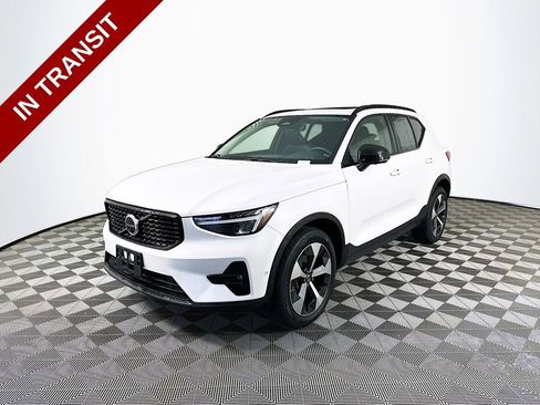 Used 2023 Volvo XC40 B5 Plus w/ Driver Assist Package AWD/4WD image 1