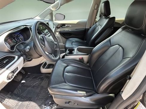 Used 2023 Chrysler Pacifica Touring-L FWD image 18