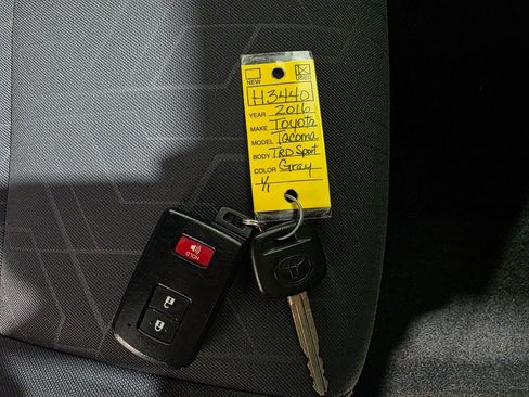 Used 2016 Toyota Tacoma TRD Sport image 43