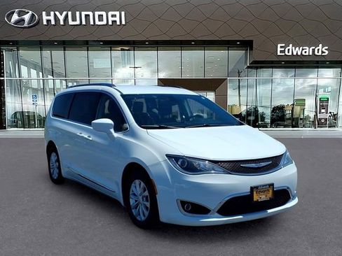 Used 2019 Chrysler Pacifica Touring-L FWD image 5