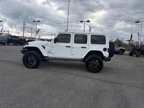 Used 2018 Jeep Wrangler Unlimited Sahara w/ Uconnect 4C Nav & Sound Group image 7