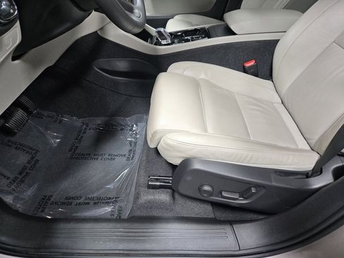 Used 2024 Volvo XC40 B5 Plus image 11