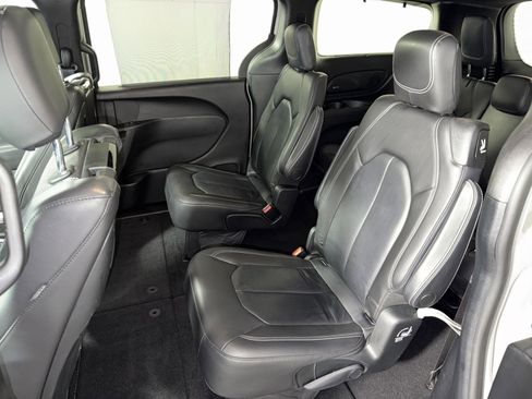 Used 2019 Chrysler Pacifica Touring-L Plus w/ Advanced Safetytec Group FWD image 25