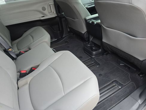 Used 2025 Toyota Sienna XLE FWD image 11