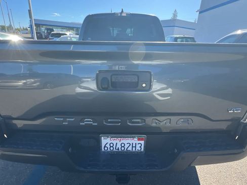 Used 2021 Toyota Tacoma TRD Off-Road w/ Technology Package AWD/4WD image 19
