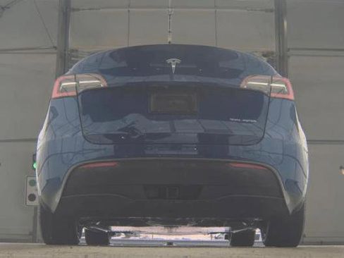 Used 2021 Tesla Model Y Long Range image 11