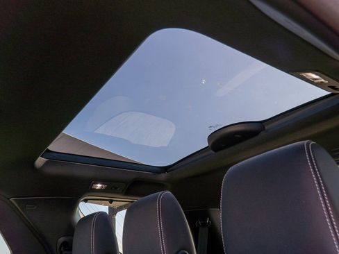 Used 2025 Land Rover Discovery S image 31