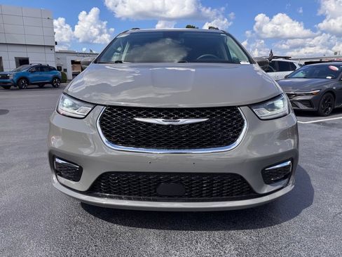 Used 2022 Chrysler Pacifica Touring-L FWD image 8
