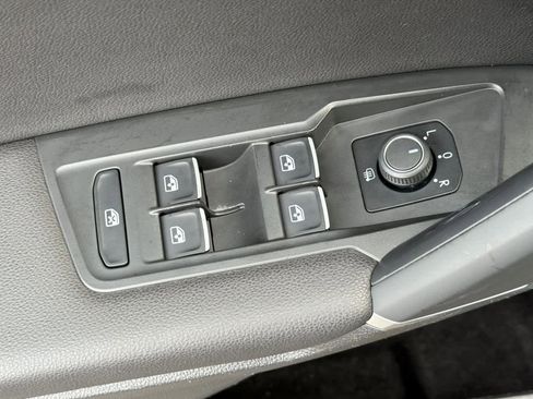 Used 2018 Volkswagen Tiguan SEL image 15