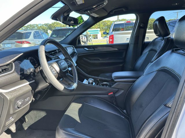 Used 2023 Jeep Grand Cherokee Altitude AWD/4WD image 10