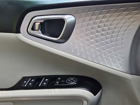 Used 2025 Kia Soul LX FWD image 23