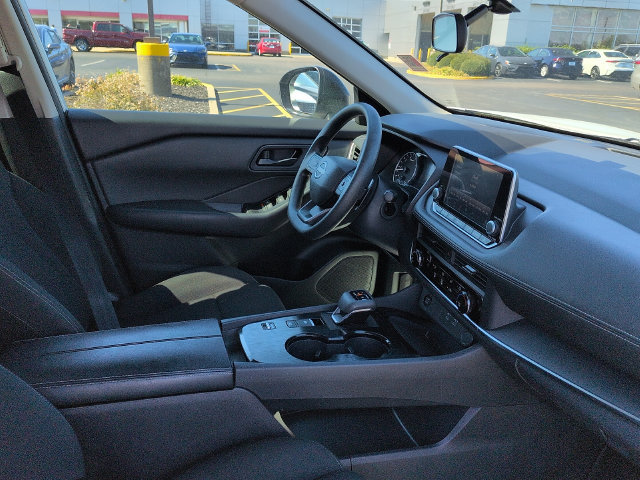 Used 2025 Nissan Rogue S FWD image 10