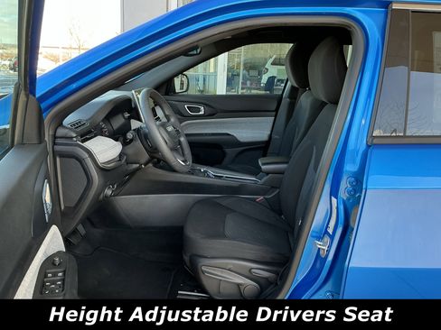 Used 2023 Jeep Compass Sport image 7