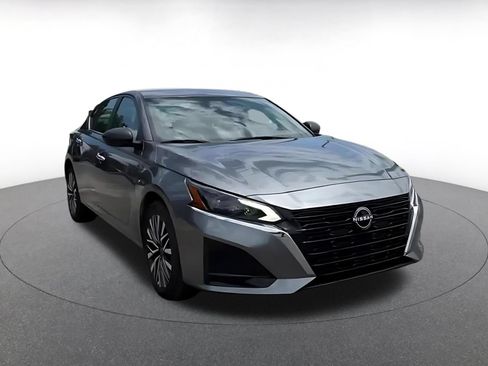 Used 2025 Nissan Altima 2.5 SV FWD image 3