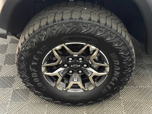 Used 2025 Chevrolet Colorado ZR2 w/ Technology Package AWD/4WD image 13