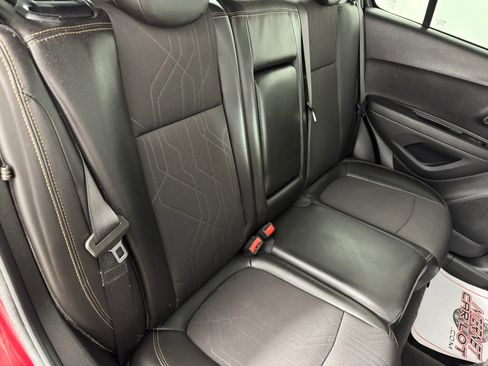 Used 2020 Chevrolet Trax LT w/ LT Convenience Package FWD image 36