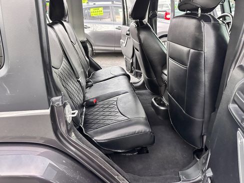 Used 2016 Jeep Wrangler Unlimited Sahara w/ Connectivity Group image 29