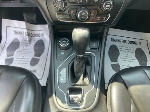 Used 2020 Jeep Cherokee Latitude Plus w/ Cold Weather Group AWD/4WD image 22