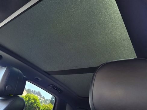 Used 2022 Porsche Cayenne w/ Premium Package image 19