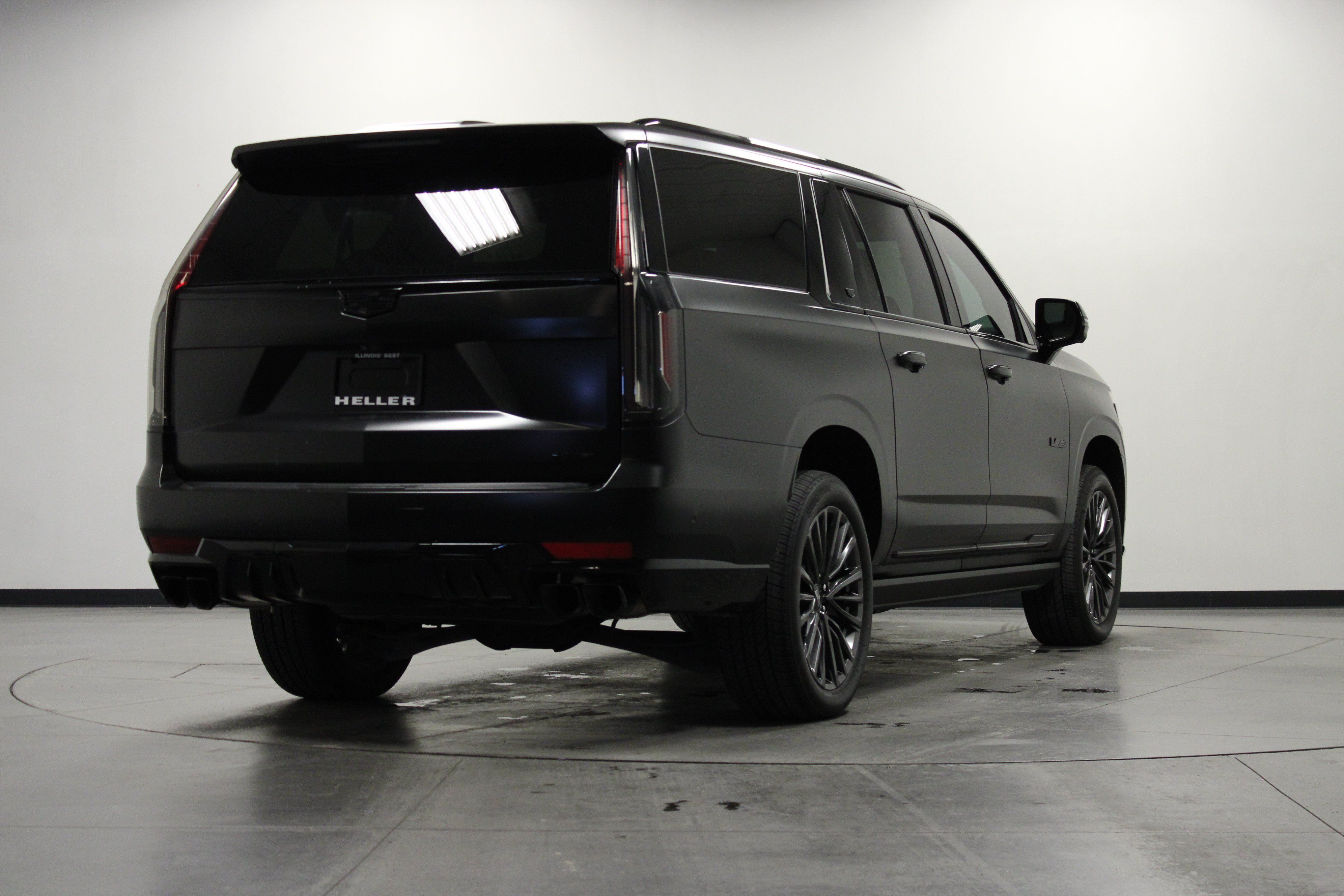 Used 2024 Cadillac Escalade ESV V AWD/4WD image 4