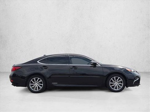 Used 2016 Lexus ES 300h w/ Luxury Package w/Wood Trim FWD image 4