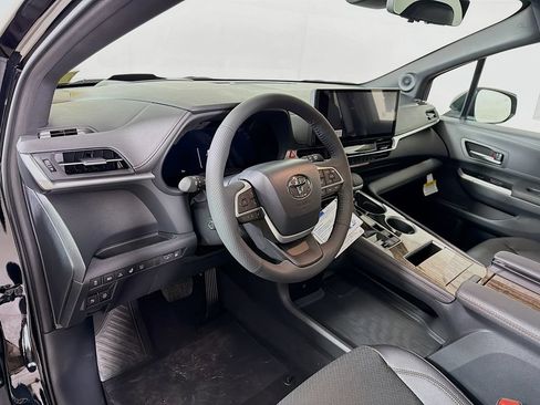New 2026 Toyota Sienna Platinum AWD/4WD image 9