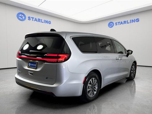 Used 2024 Chrysler Pacifica Select image 8