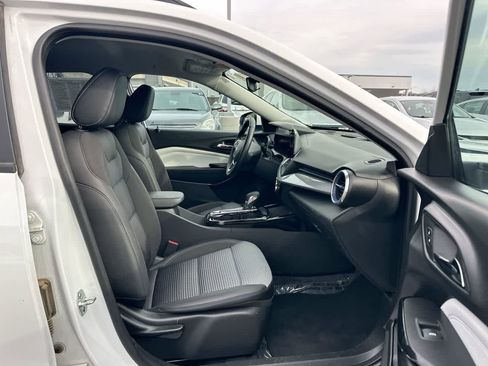 Used 2025 Chevrolet Trax LT w/ LT Convenience Package image 26