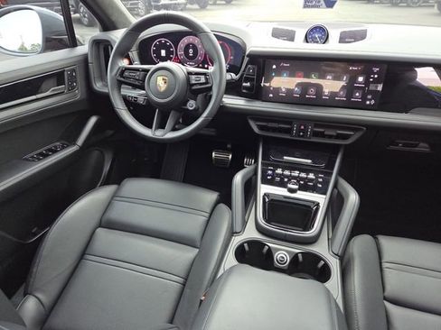 Used 2025 Porsche Cayenne GTS AWD/4WD image 30
