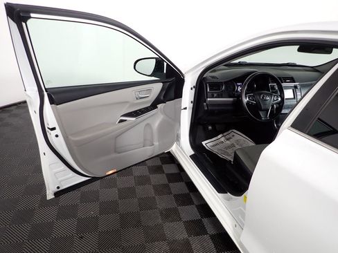 Used 2016 Toyota Camry SE image 16