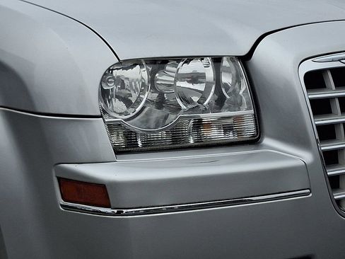 Used 2010 Chrysler 300 Touring image 11