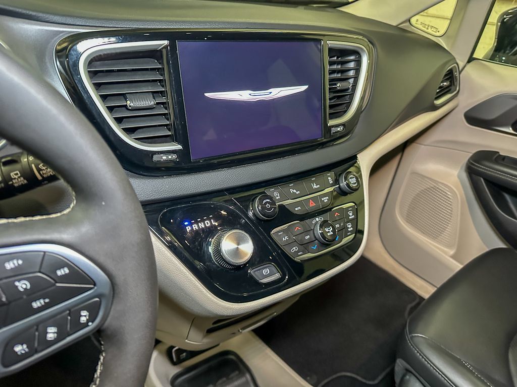 Used 2024 Chrysler Pacifica Touring-L FWD image 39