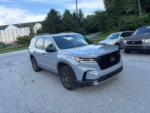 Certified 2025 Honda Pilot TrailSport image 3
