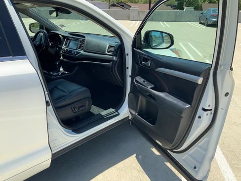 Used 2018 Toyota Highlander XLE FWD image 16