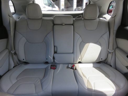 Used 2019 Jeep Cherokee Limited AWD/4WD image 23