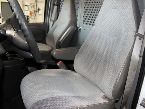 Used 2005 Chevrolet Express 2500 image 17