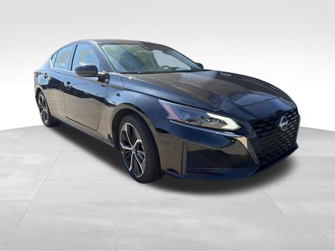 Used 2024 Nissan Altima 2.5 SR w/ SR Premium Package FWD image 4
