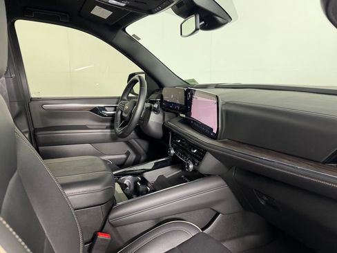 Used 2025 Chevrolet Suburban Premier image 32