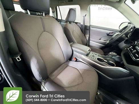 Used 2024 Toyota Highlander LE image 17