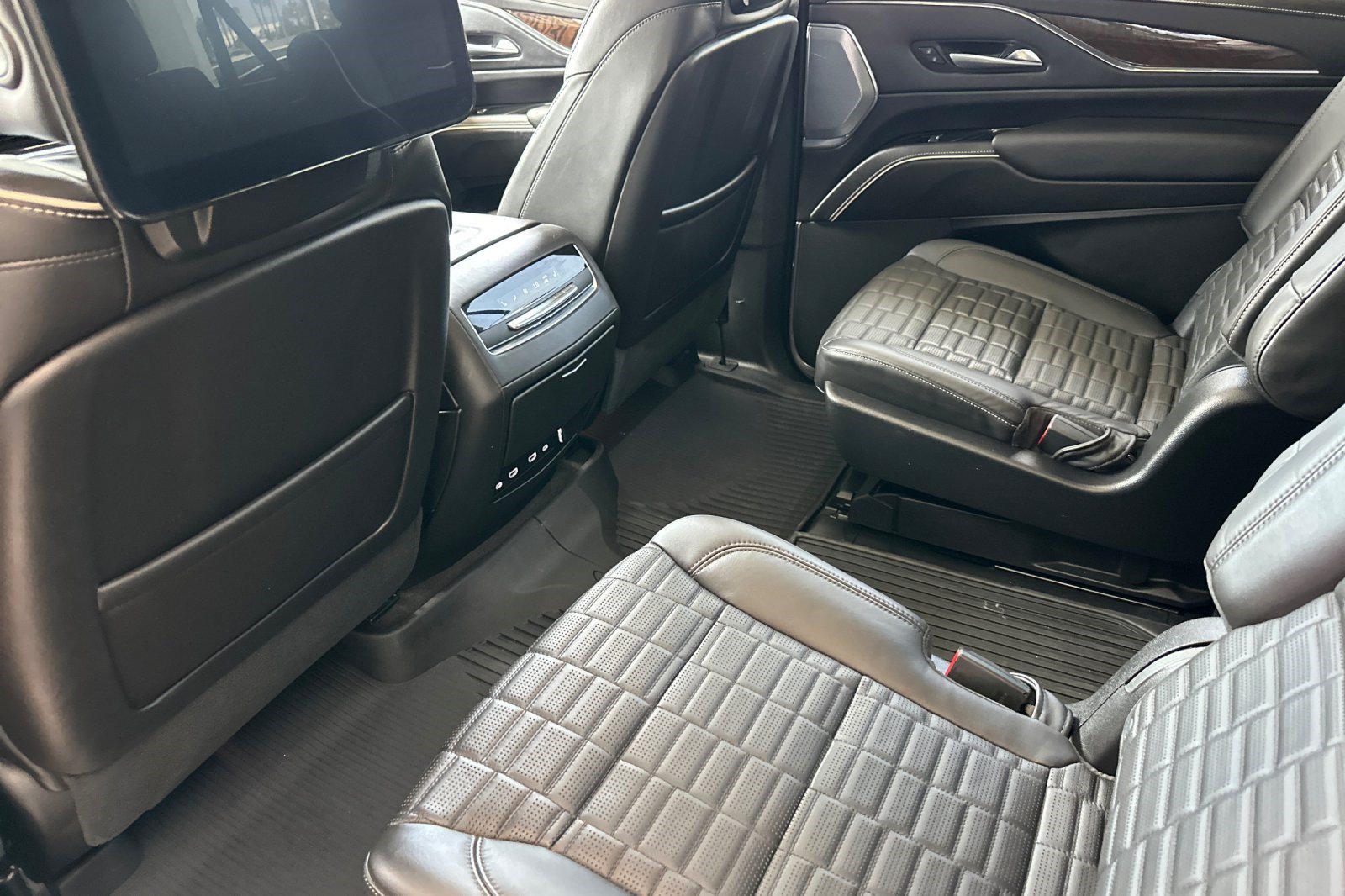 Used 2024 Cadillac Escalade ESV Sport Platinum w/ LPO, ONYX Package AWD/4WD image 28