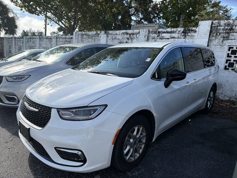Used 2024 Chrysler Pacifica Touring-L FWD image 3