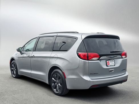 Used 2019 Chrysler Pacifica Limited w/ Advanced Safetytec Group FWD image 3