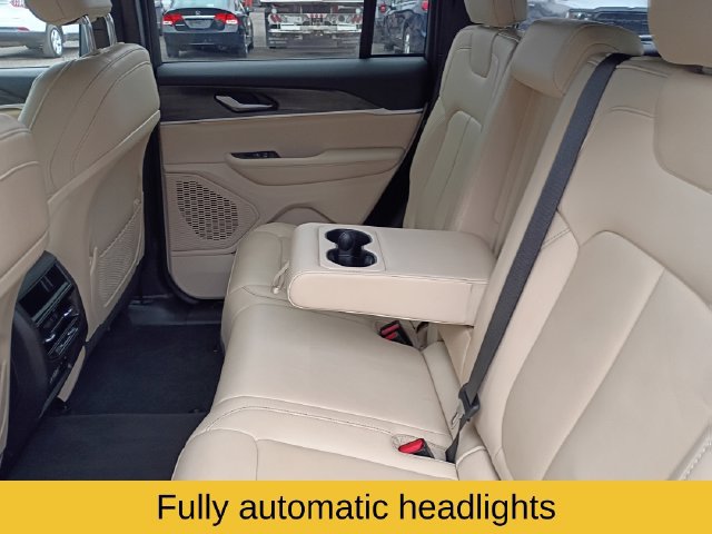 Used 2023 Jeep Grand Cherokee Limited w/ Black Appearance Package AWD/4WD image 18