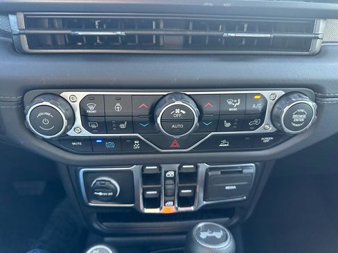 Used 2025 Jeep Wrangler Sahara AWD/4WD image 15