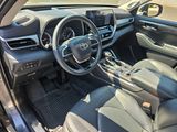 Used 2022 Toyota Highlander Platinum image 2