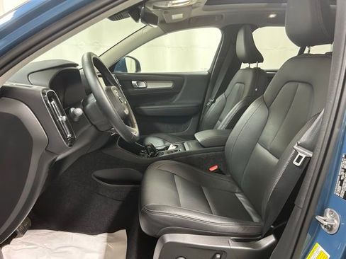 Used 2025 Volvo XC40 B5 Core image 10