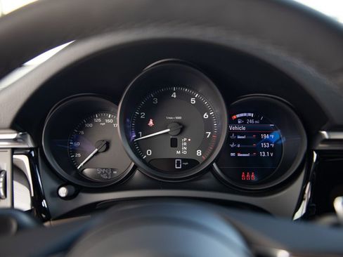 Certified 2025 Porsche Macan image 19