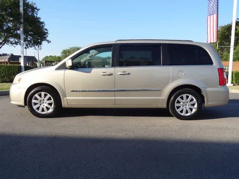 Used 2014 Chrysler Town & Country Touring FWD image 2